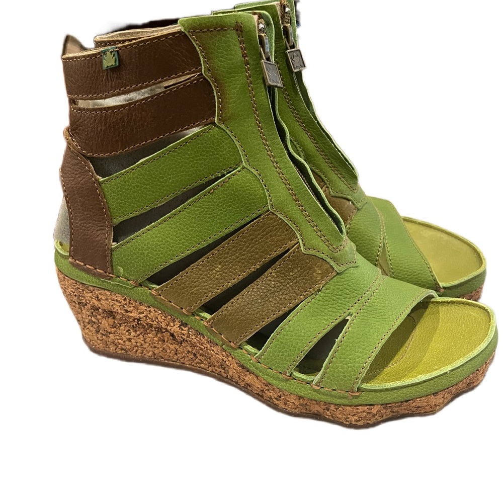 New never worn El Naturalista leather sandals. Gorgeous!